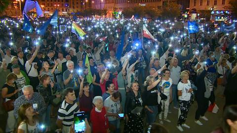 "Jestem oburzona tym, co się dzieje w naszym kraju". Protesty przeciwko lex TVN w całej Polsce