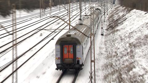 17.01.2018 | Pociąg utknął z powodu śniegu. Pasażerowie czekali na mrozie