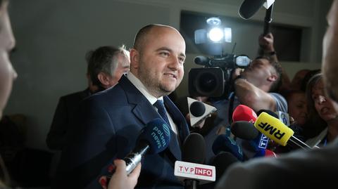Dariusz Matecki na dachu Sejmu. Politycy PiS bagatelizują, rządzący mówią o "wschodzie głupoty"
