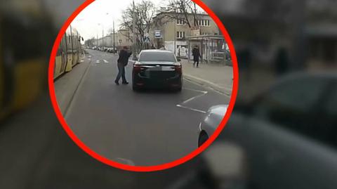 Staruszek kontra auto. Laską wymierzył sprawiedliwość