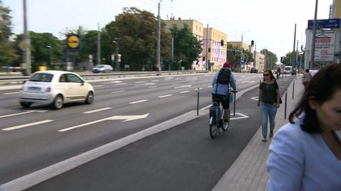 Słupki miały chronić rowerzystów. Teraz rowerzyści przewracają się o nie