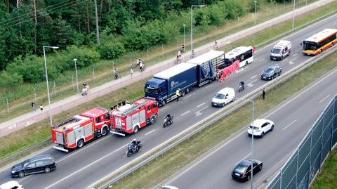 27.06.2022 | Wypadek po Warszawą. Autobus miejski zderzył się z ciężarówką