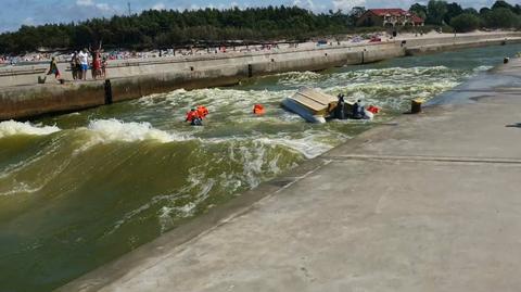 Groźny wypadek u wejścia do portu w Rowach. Wywróciła się motorówka pełna turystów