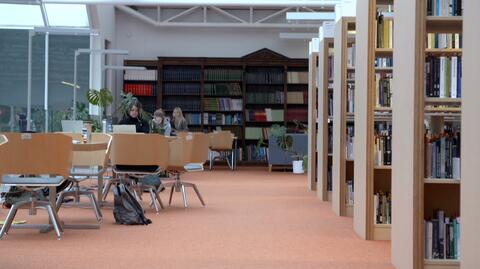 Po latach spadków wskaźnik czytelnictwa w Polsce rośnie. Pomogło otwarcie bibliotek w soboty