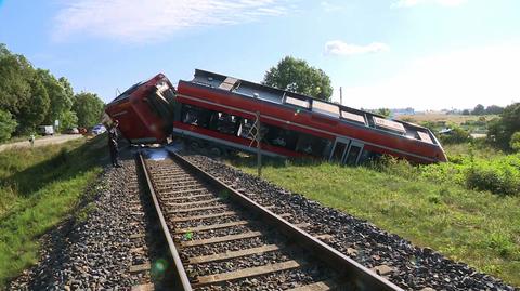29.07.2021 | Pociąg zderzył się z ciężarówką w Kołbaskowie. Dwa wagony wypadły z torów