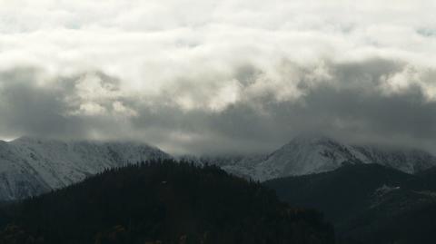 Śnieg spadł w Tatrach. Jest zimno i ślisko