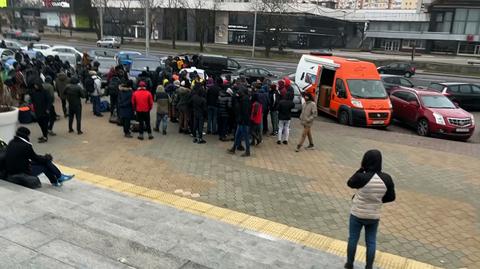 Duże grupy migrantów w Mińsku. Widać ich w centrach handlowych i na parkingach