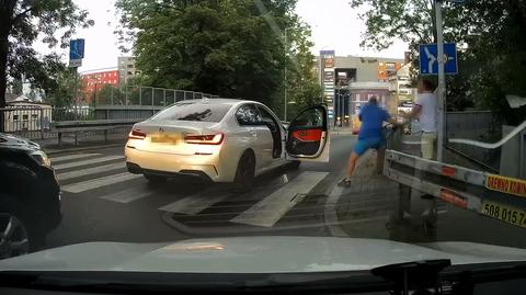 Zatrzymał auto na pasach i wdał się w bójkę z pieszym. Policja szuka obu mężczyzn