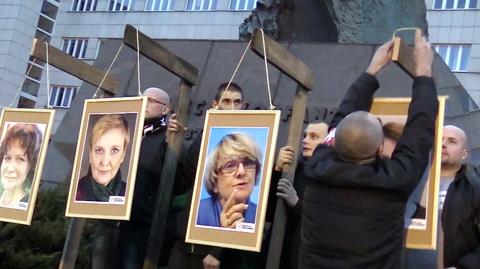 Rok od powieszenia portretów europosłów. Nikt nie ma zarzutów, śledztwo "w sprawie"