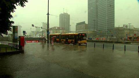 Zalane ulice, połamane drzewa. Gwałtowne burze przechodzą nad Polską