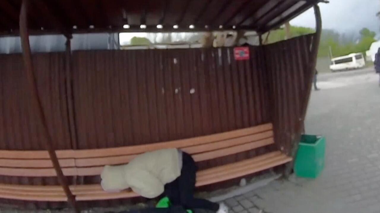 Leżała na ławce bez oznak życia. Na pomoc kobiecie ruszyli policjanci. 