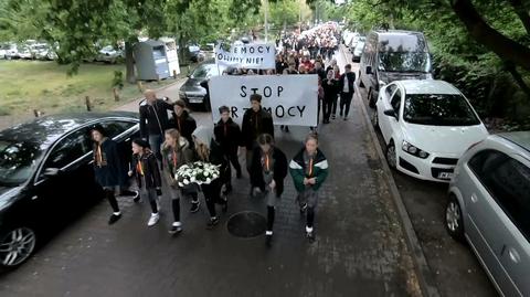 Żałoba po zabójstwie w szkole. Policja zatrzymała dwie osoby