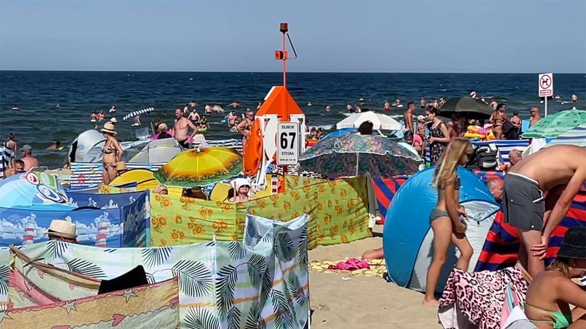 Radny z Kołobrzegu apeluje o ograniczenie z korzystania z parawanów na plażach