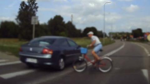 Kierowca w Szczecinku wyprzedził na pasach, prawie potrącając rowerzystę