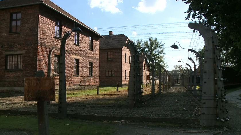 Antysemickie napisy na barakach byłego niemieckiego obozu Auschwitz II-Birkenau