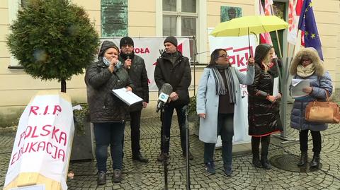 Nauczyciele, uczniowie, samorządowcy przeciwni lex Czarnek. Akcje protestacyjne w całym kraju