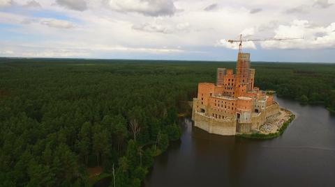 Budowa zamku w Puszczy Noteckiej. Siedem osób usłyszało zarzuty