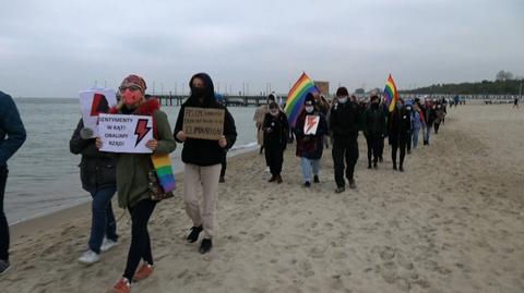 Spacery po plaży, kwiaty przed siedzibami PiS. Polacy wyrażają sprzeciw