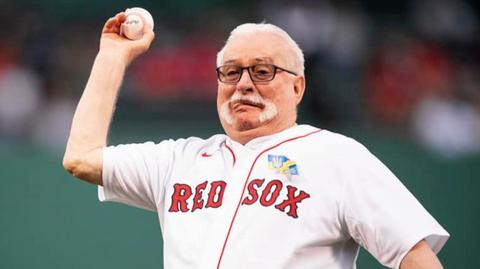 18.05.2022 | Lech Wałęsa wykonał pierwszy rzut w meczu baseballa na stadionie Boston Red Sox