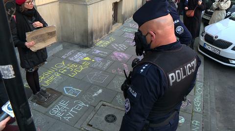 09.10.2021 | Kraków: policjanci zabrali kredki dzieciom, które rysowały na chodniku przed siedzibą PiS