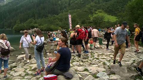 Wakacyjne oblężenie w Tatrach. Turyści masowo odwiedzają Morskie Oko