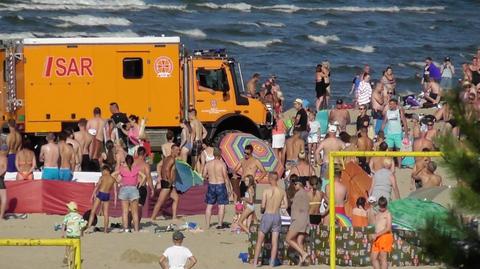 15.08.2022 | Mężczyzna zmarł na plaży w Stegnie. Ratownicy nie mogli dotrzeć na czas przez parawany