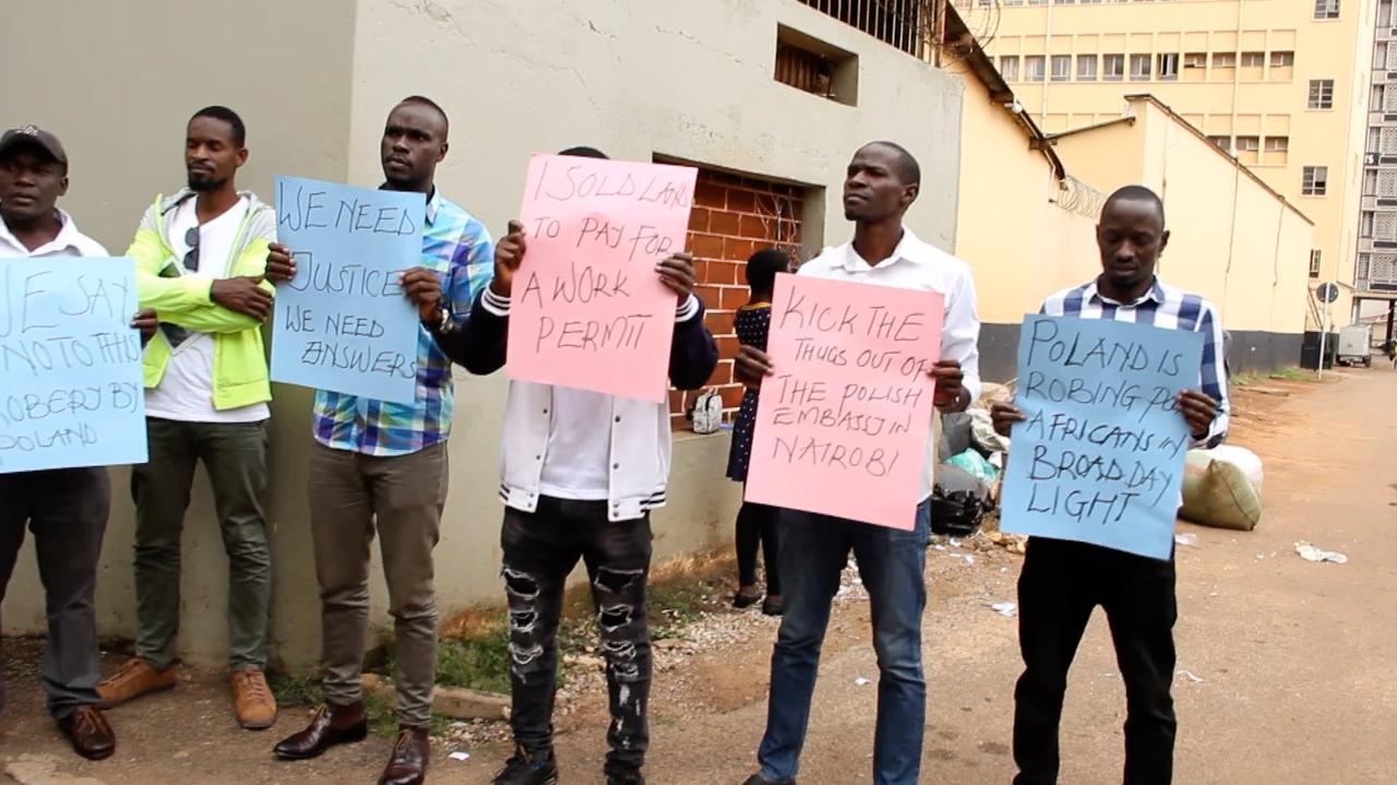 Escándalo de visas.  Protesta frente al consulado polaco en Uganda.  Activistas contra la práctica de venta de visas.