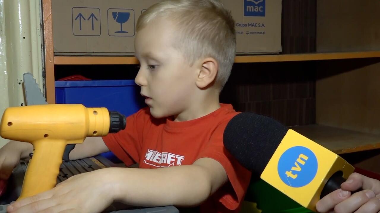 Alan sufre del síndrome de uña y rótula.  Los abuelos reúnen al niño para operarlo.