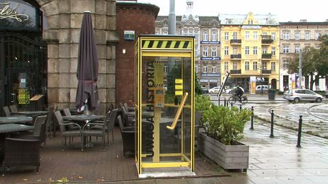Budka telefoniczna w centrum Szczecina. Instalacja artystyczna zbliża do historii