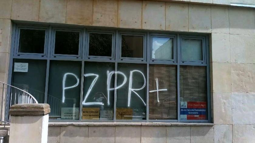 Autorka napisu "PZPR+" na szybie biura PiS: zrobiłam to w geście solidarności
