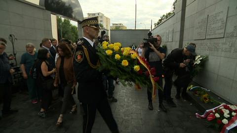 22.07.2021 | Ulicami Warszawy przeszedł Marsz Pamięci. Przed przed pomnikiem Umschlagplatz złożono kwiaty