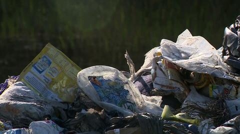 Turyści zostawili śmieci po biwaku. Leśniczy "zaprasza po odbiór"