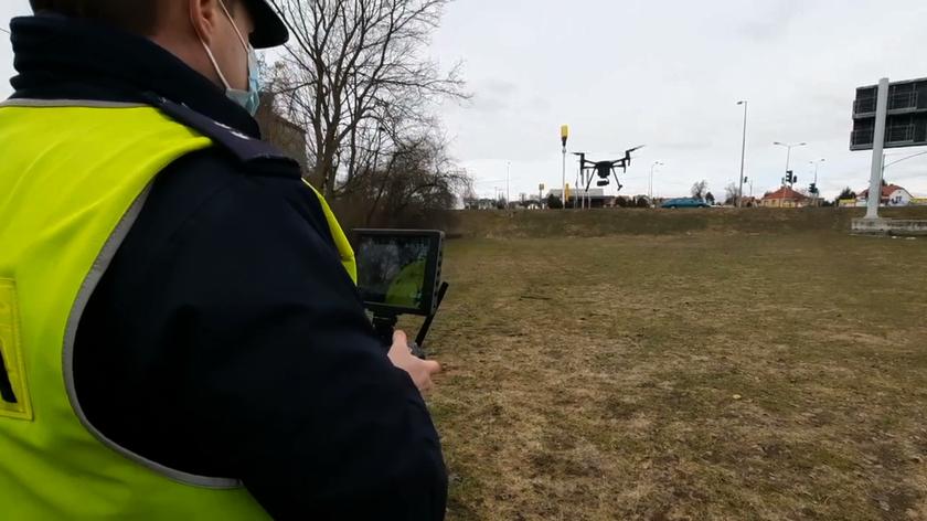 25.03.2021 | Policja coraz chętniej korzysta z dronów. "Sprawdzamy, czy kierowcy przestrzegają przepisów"