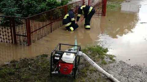 Zalane ulice, połamane drzewa. Interwencje strażaków w całym kraju