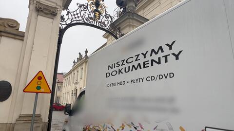 Furgonetka z napisem "Niszczymy dokumenty" wjechała na teren ministerstwa. Resort mówi o "normalnej działalności urzędu"