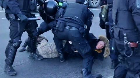 06.03.2022 | Protesty przeciwko inwazji na Ukrainę. Te w Rosji spotykają się z brutalnymi represjami