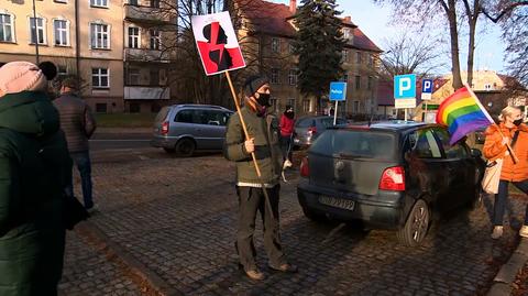 "Bulwersuje mnie forma tego, co się stało". Policja bez nakazu zarekwirowała flagę