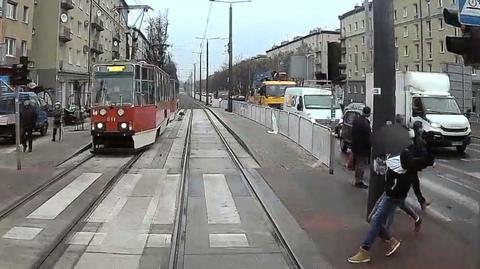 Nagranie ku przestrodze. W zderzeniu z tramwajem człowiek nie ma szans