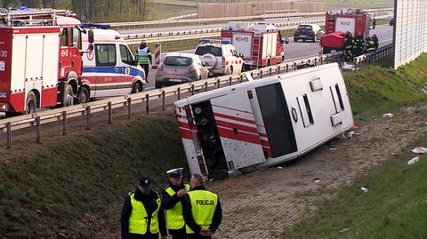 25.04.2017 | 20 osób trafiło do szpitala. Autobus zjechał do rowu