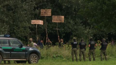 22.08.2021 | Migranci na granicy komunikują się za pomocą kartonów z napisami. Piszą, że są chorzy