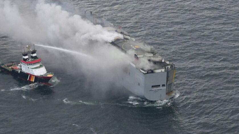 Akcja gaszenia statku transportującego samochodu. "Zatonięcie byłoby wielką katastrofą ekologiczną"