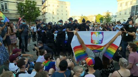 Protesty na Krakowskim Przedmieściu. "Doszło do uszkodzenia radiowozu"