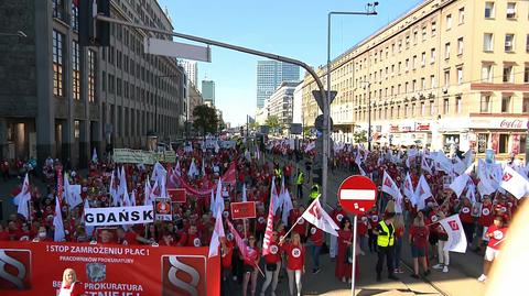 Protest pracowników sądów i prokuratur. "Czerwony marsz" przeszedł przez Warszawę