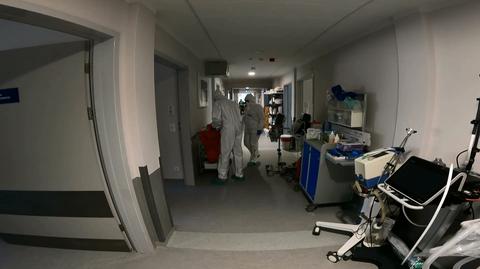 10.03.2021 | Nowych zakażeń wciąż przybywa, szpitale tymczasowe zapełniają się zaraz po otwarciu