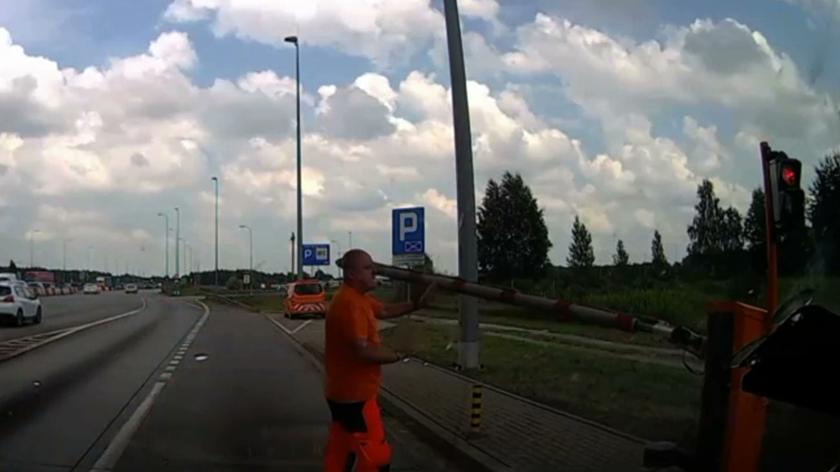 15.07.2021 | Karetka utknęła przed bramkami na A1. Kierowca musiał wziąć szlaban w swoje ręce