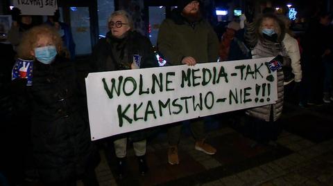 Nie tylko wielkie miasta. Manifestacje w obronie wolnych mediów także w mniejszych miejscowościach