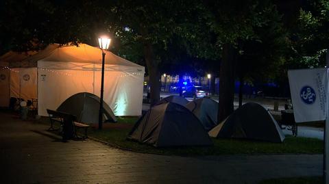 12.09.2021 | "Znowu jest taki moment, kiedy stoimy na krawędzi przepaści". Medycy drugi dzień w "białym miasteczku 2.0"