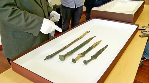 03.06.2016 | Szukali grzybów, znaleźli skarb. Cztery bezcenne miecze sprzed 3000 lat leżały w ziemi