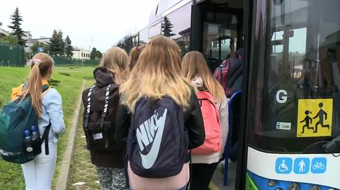 Jedna szkoła, dwa budynki, a między nimi autobus z kursującymi uczniami i nauczycielami