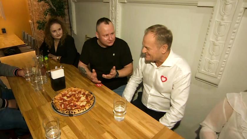 Wizyta w pizzerii, później spotkanie z mieszkańcami Jagodna. Donald Tusk odwiedził Wrocław